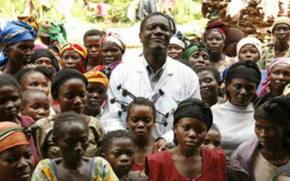 Dr. Mukwenge tussen zijn patiënten (still L'homme qui répare les femmes)