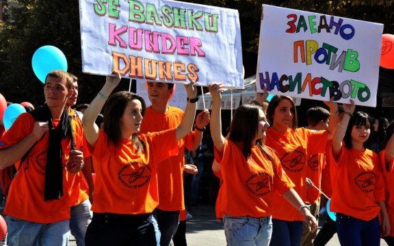 De OVSE neemt regelmatig initiatieven om de bevolkingsgroepen te verzoenen. Hier dragen jongeren slogans in het Albanees en het Macedonisch tegen huiselijk geweld