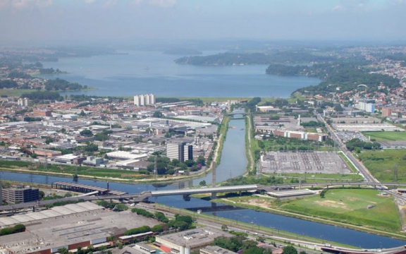 Het zwaar vervuilde waterreservoir Guarapiranga, één van de vijf reservoirs van het Cantareirasysteem, dat drinkwater voorziet voor de 20 miljoen inwoners van São Paulo