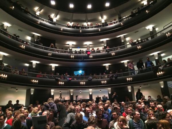 Naomi Klein sprak voor een bomvolle zaal (foto twitter)
