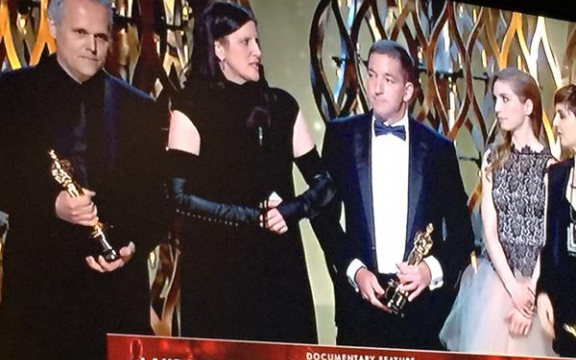 Laura Poitras en Glenn Greenwald tijdens de uitreiking van de Oscar