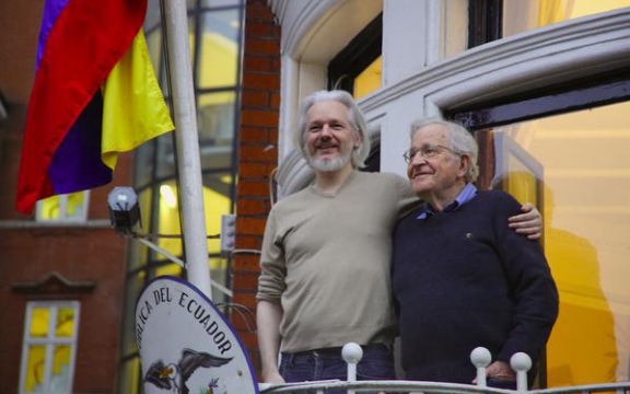 Julian Assange kreeg op 25 november 2014 bezoek van een volhoudend supporter