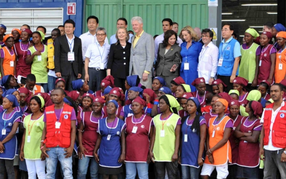 Hillary en Bill Clinton openen het Caracol Industrial Park in 201