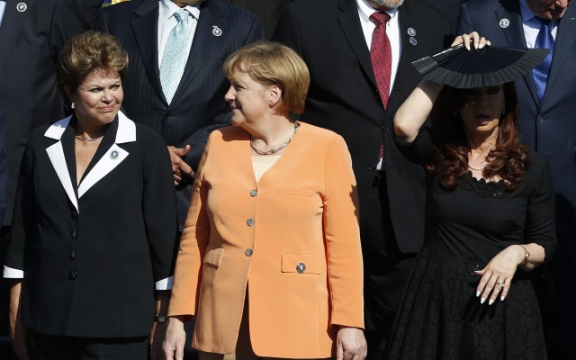 Braziliaans president Roussef, Duits bondskanselier Merkel en Argentijns president Kirchner maken zich klaar voor de groepsfoto bij de eerste CELA-EU top in 2013