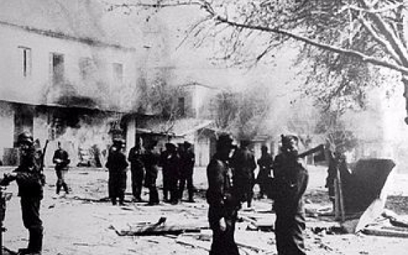 Duitse soldaten bij brandende woningen in het dorp Distomo op 10 juni 1944