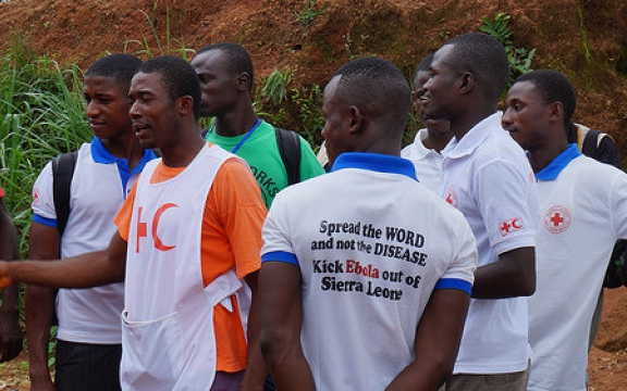 Lokaal opgeleid verplegend personeel in Sierra Leone bij een briefing op 2 april 2014