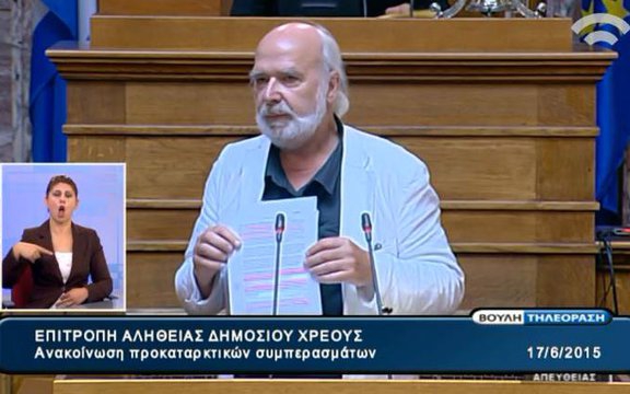 Eric Toussaint toont op 17 juni 2015 een IMF-rapport van maart 2010 aan het Griekse parlement, waarin staat dat de leningen in het Europees memorandum van 2010 zullen leiden tot een humanitaire catastrofe (foto CADTM.org)