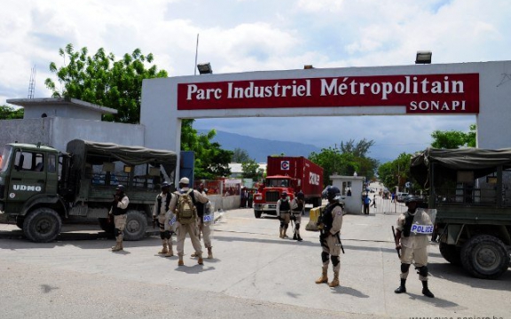 Een van de industriezones opgericht na de aardbeving, bewaakt door de Haïtiaanse politie