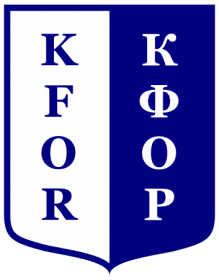 Embleem van de KFOR-troepen in Latijnse en Cyrillische letters