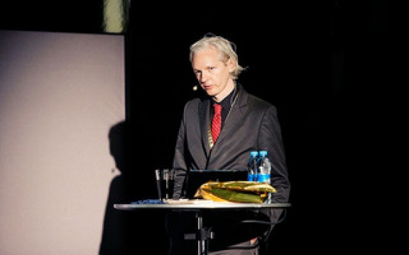 Los van de schuldvraag is elk land consulaire rechtsbijstand verschuldigd aan zijn staatsburgers. Australië weigert dat voor Assange, een gevaarlijk precedent voor het internationaal recht en de bescherming van de vrijheid van meningsuiting