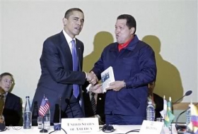 Obama en chavez op de Vijfde Top van de Organisatie van Amerikaanse Staten in Trinidad en Tobago