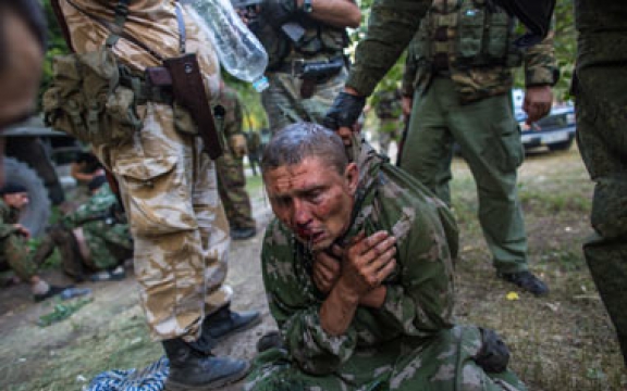 Een gewonde soldaat van het Oekraïense leger (thepeoplesvoice.org)