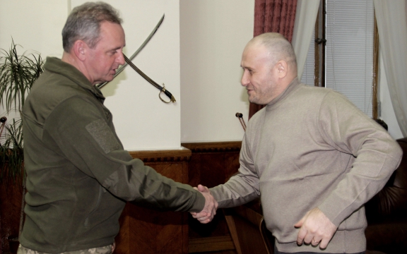 General Viktor Muzhenko, opperbevelhebber van het leger van Oekraïne (links), begroet Dmytro Yarosh bij de ondertekening van het protocol van samenwerking