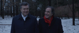 Oliver Stone tijdens zijn gesprek met ex-president Janoekovits