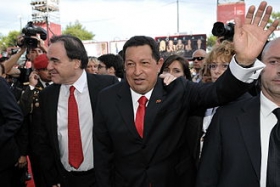 President Hugo Chávez van Venezuela met Oliver Stone, voor première van 'South of the Border' op filmfestival Venetië 2009