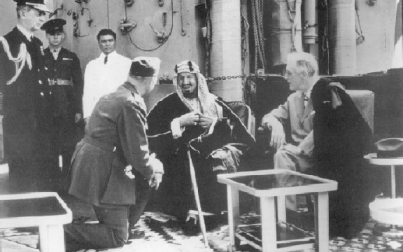 Roosevelt praat met koning Abdulaziz aan boord van het kruisschip Quincy op 11 februari 1945