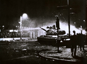 Een paar minuten na deze foto ramde deze tank op 24 november 1973 de poort van de campus, waarbij 24 doden vielen