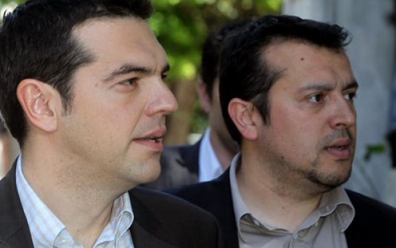 Eerste minister Alexis Tsipras met staatssecretaris voor de media Nikos Pappas