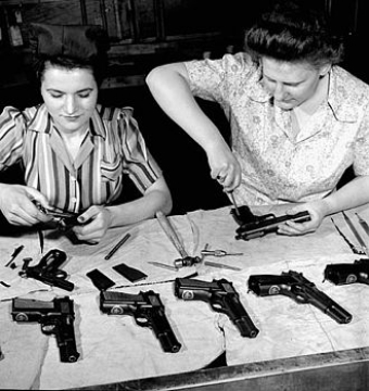 Assemblage van Browning-handwapens in 1944 voor het Amerikaanse bedrijf John Inglis