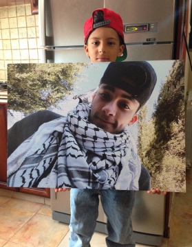 Daniel Nuwara toont een foto van zijn vermoorde broer Nadim