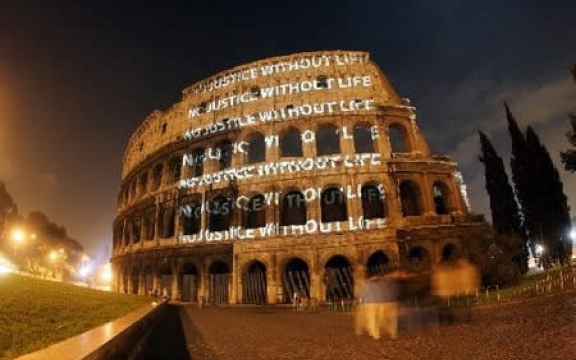 Op 19 December 2007 werd het Coliseum in Rome verlicht met de slogan 'No Justice Without Life', na de afschaffing van de doodstraf in de Amerikaanse staat New Jersey