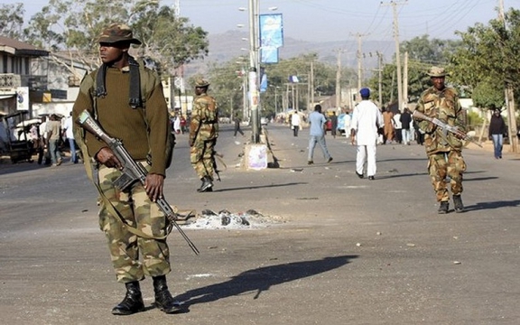 Op internet circuleren expliciete fotos van folterpraktijken in Nigeria. Deze foto is er geen van. Dit zijn militairen op patrouille in de straten van Lagos