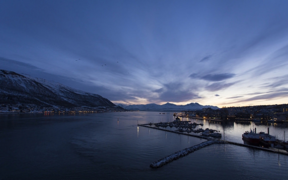 Het fictieve dorpje Polden in het boek 'Zwervers' ligt op enkele tientallen kilometers ten zuiden van de stad Tromsø in het uiterste noorden van Noorwegen