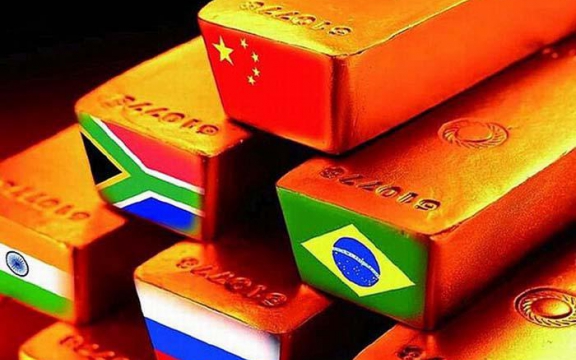 Goudstaven met de vlaggen van de vijf BRICS-staten
