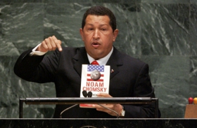 Chavez toont thet boek Hegemony or Survival van Noam Chomsky