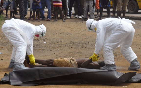 Cubaanse gezondheidswerkers verwijderen een slachtoffer van Ebola in Sierra Leone