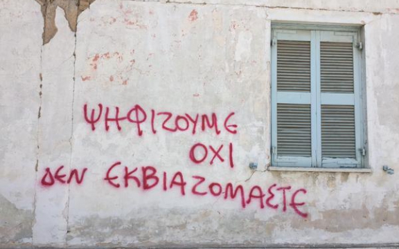 Straatgraffiti in Athene: "Laat ons neen stemmen in het referendum"