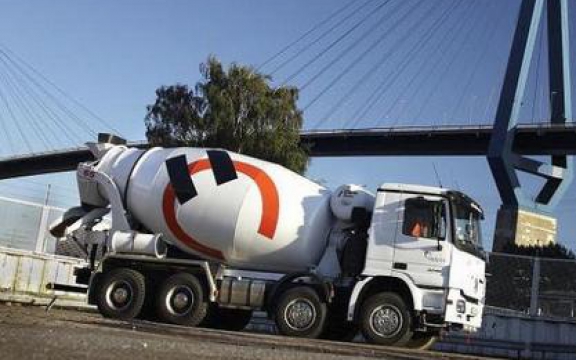 Arbeiders betonbedrijf Holcim staken tegen oneerlijke concurrentie door eigen directie