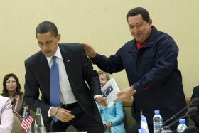 Chávez geeft een exemplaar van Las venas abiertas de América Latina cadeau aan Obama