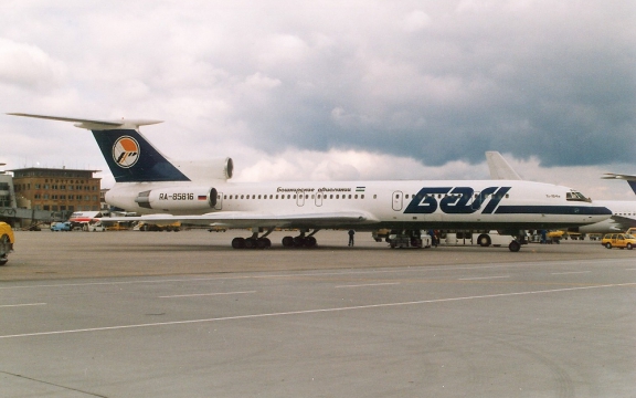 Tupolev RA-85816, het toestel dat op 2 juni 2002 verongelukte door een fout van de verkeersleiding, hier tijdens een vorige vlucht in Stuttgart in 1997