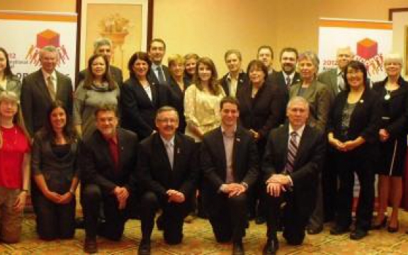 28 vertegenwoordigers van Canadese coöperaties tijdens een samenkomst op 2 februari 2012, het Internationale Jaar van de Coöperaties