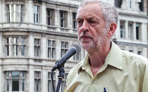 Jeremy Corbyn spreekt een meeting toe tegen de Britse kernwapens op 4 augustus 2015