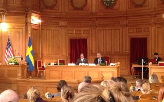 Amerikaans minister van justitie Eric Holder in het Zweedse parlement