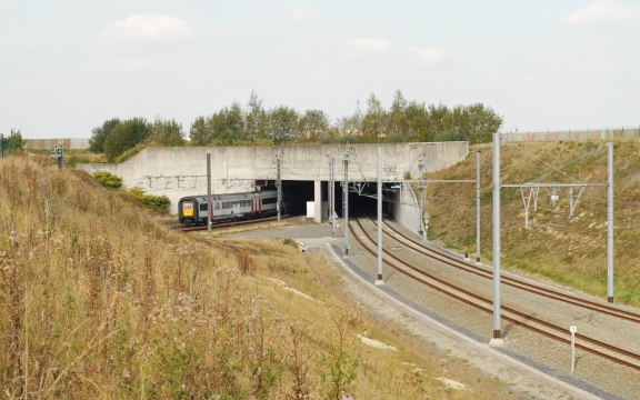 Een trein rijdt de tunnel naar de luchthaven binnen