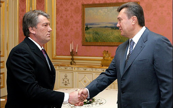In 2007 benoemde president Yuschenko zijn tegenstrever Janoekovitsj tot eerste minister, de man die hij twee jaar eerder had verslagen bij de presidentsverkiezingen. Drie jaar later werden de rollen omgekeerd. Een toonbeeld van de inwisselbaarheid van de politieke elite van het verscheurde Oekraïne