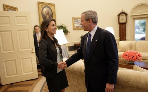 María Corina Machado, boegbeeld van de politieke oppositie in Venezuela, op bezoek bij president George W. Bush op 31 mei 2005