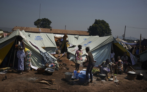 Vluchtelingen leven in tenten van de UNHCR op het terrein van de nationale luchthaven van Bangui