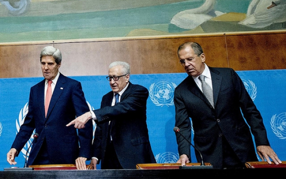 Amerikaans minister van buitenlandse zaken John Kerry, VN-bemiddelaar Lakhdar Brahimi en Russisch minister van buitenlandse zaken Sergej Lavrov op 13 september 2013 in Genève bij de onderhandelingen over Syrië