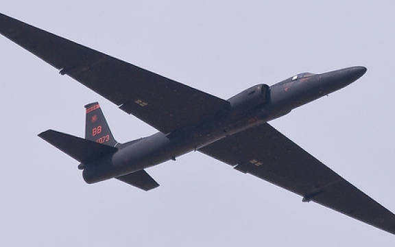 De Lockheed U2 verkenningsvliegtuigen vliegen in aangepaste versies nog steeds verkenningsvluchten over heel de wereld. Ze halen een hoogte van 21.000 meter, ver boven andere vliegtuigen. Het toestel inspireerde een Ierse rockgroep voor een originele naam. Deze foto werd genomen op 9 oktober 2010
