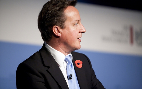 Eerste minister David Cameron wordt zwaar bekritiseerd voor zijn 'mislukking' in het Britse parlement. Hij 'faalde de test', hij moet 'de prijs betalen'. Heel dappere kritiek. Geen enkel Brits medium zegt dat zijn standpunt over Syrië gewoon fout is.