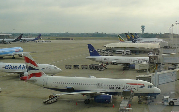De luchthaven van Zaventem is de op één na slechtste met het openbaar vervoer bereikbare luchthaven van West-Europa. Wie toch met de trein komt, moet daar 4,44 euro bovenop het treinticket bijleggen
