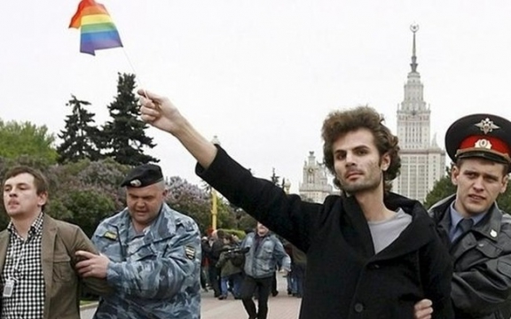 Repressie van acties ter verdediging van homoseksualiteit is al jaren een probleem in de Russische Federatie. De recente westerse verontwaardiging dient echter een ander doel