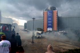 Goed beschermd achter het glas van het Berlaymontgebouw kijken de ministers van landbouw toe