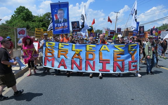 Je hoort er nauwelijks wat over, maar er zijn dagelijks in de Amerikaanse steden solidariteitsbetogingen voor Bradley Manning