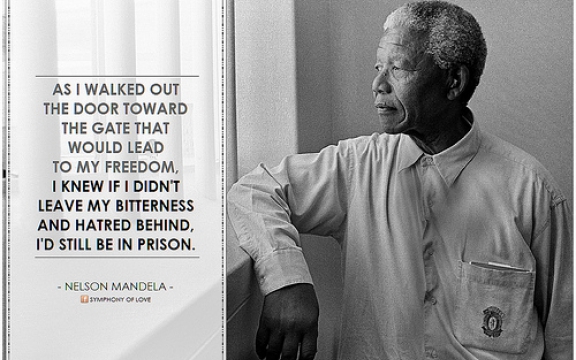 Toen ik door de deur stapte naar de poort die me naar de vrijheid zou begeleiden, wist ik dat, als ik mijn bitterheid en haat niet achterliet, ik dan in een gevangenis zou blijven. Nelson Mandela