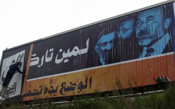 Aan wie laat je het (land) over? vraagt een reclamebord van een Palestijnse partij in Israël